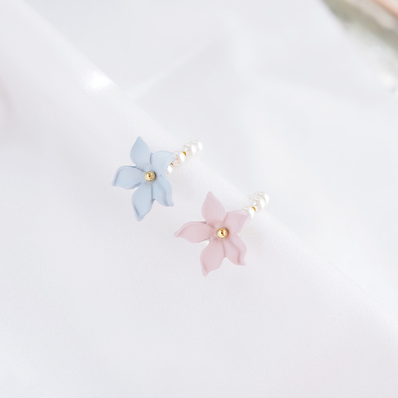 【ピアス穴不要】清楚に咲く＊選べる花〈ブルー/ピンク〉とクリスタルパールのイヤーカフ（片耳用）