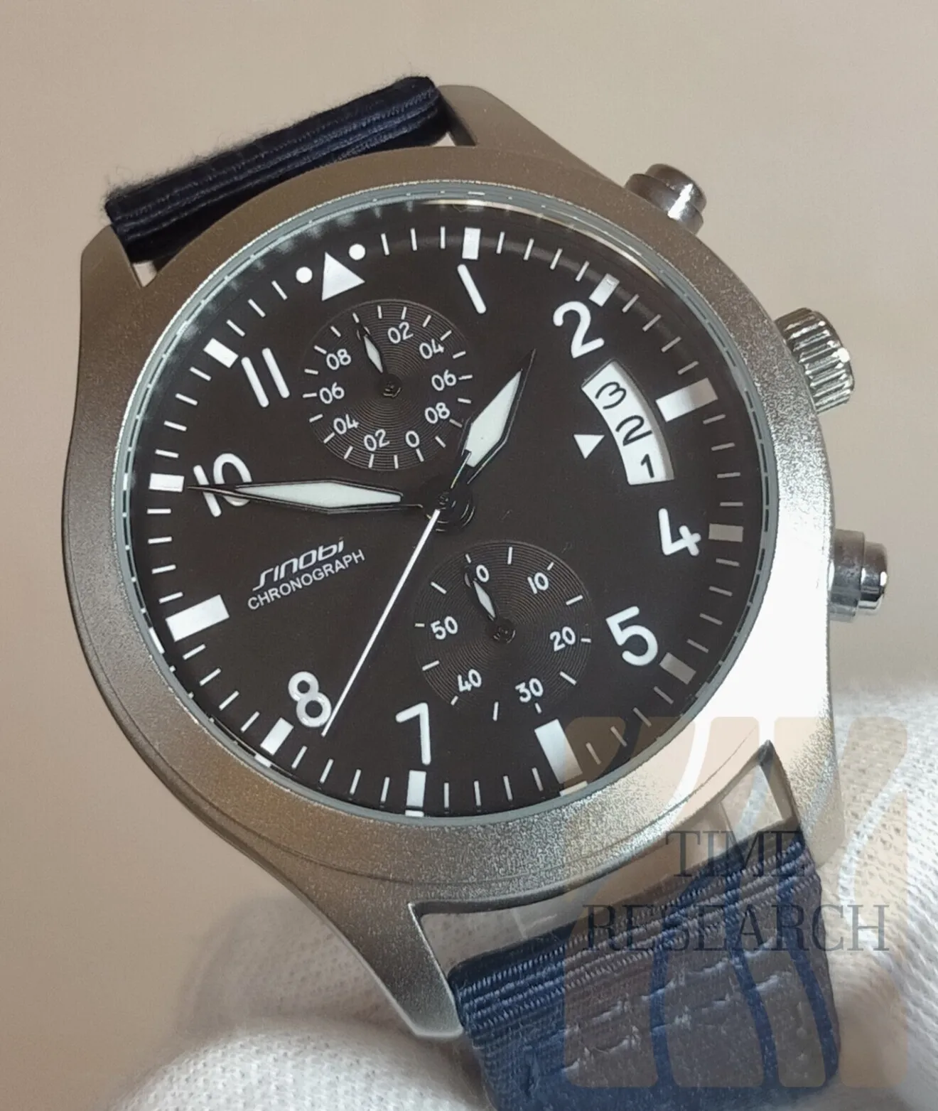 空を駆ける航空計器の機能美を腕元に【スライド式カレンダー/新品】クロノグラフ ①