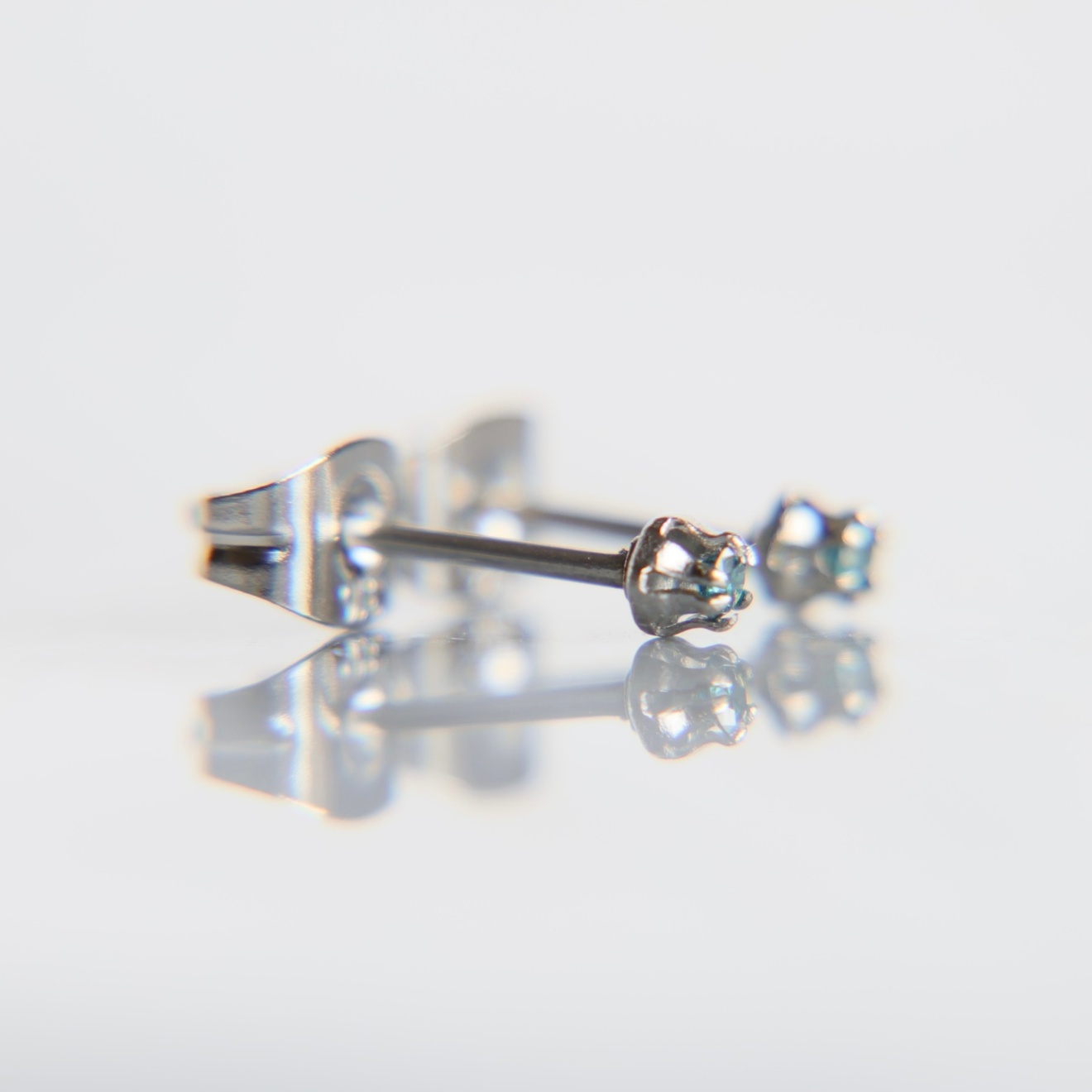 ブルーダイヤモンド2mm一粒ピアス｜オーストラリア産 | サージカルステンレス. 金属アレルギー対応