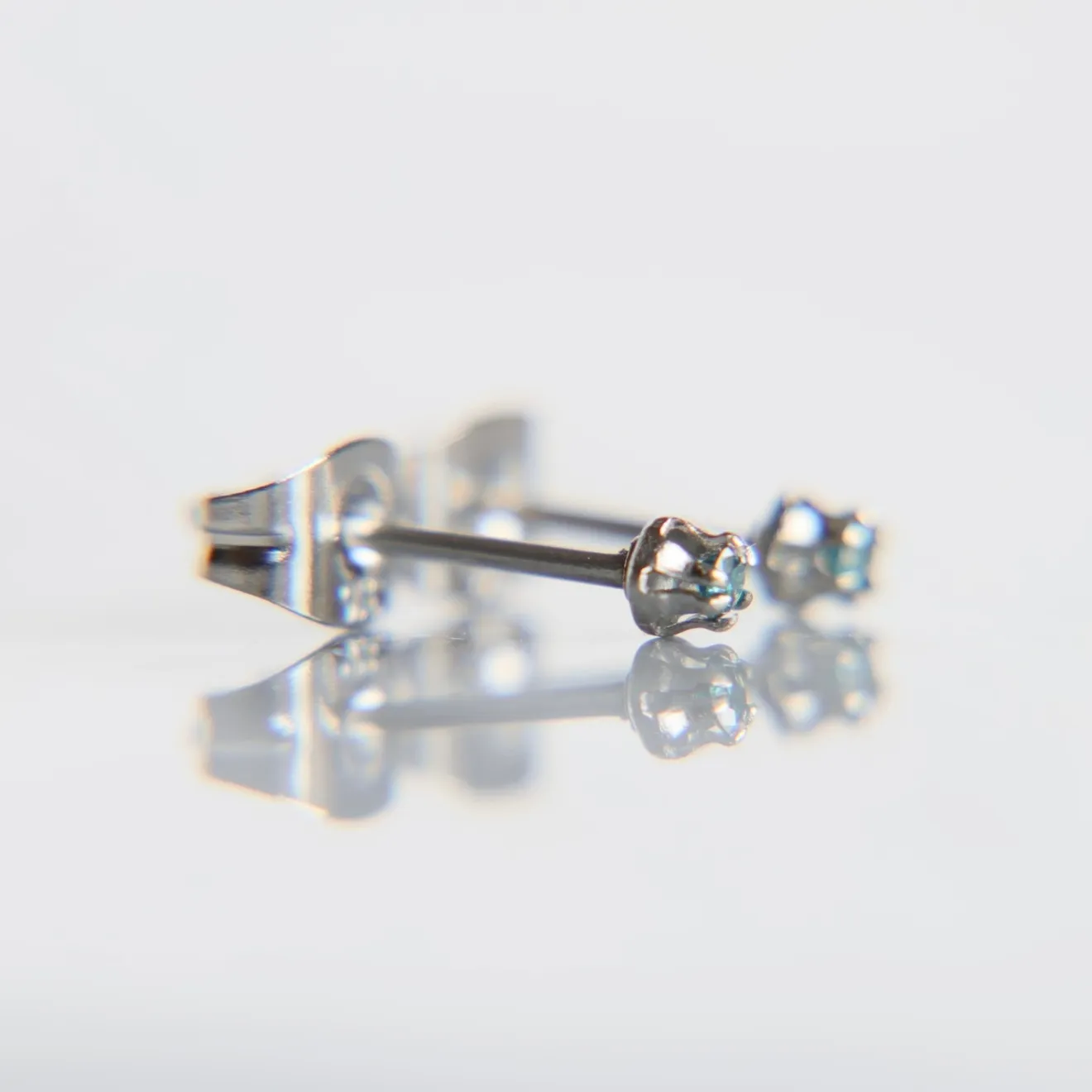 ブルーダイヤモンド2mm一粒ピアス｜オーストラリア産 | サージカルステンレス. 金属アレルギー対応