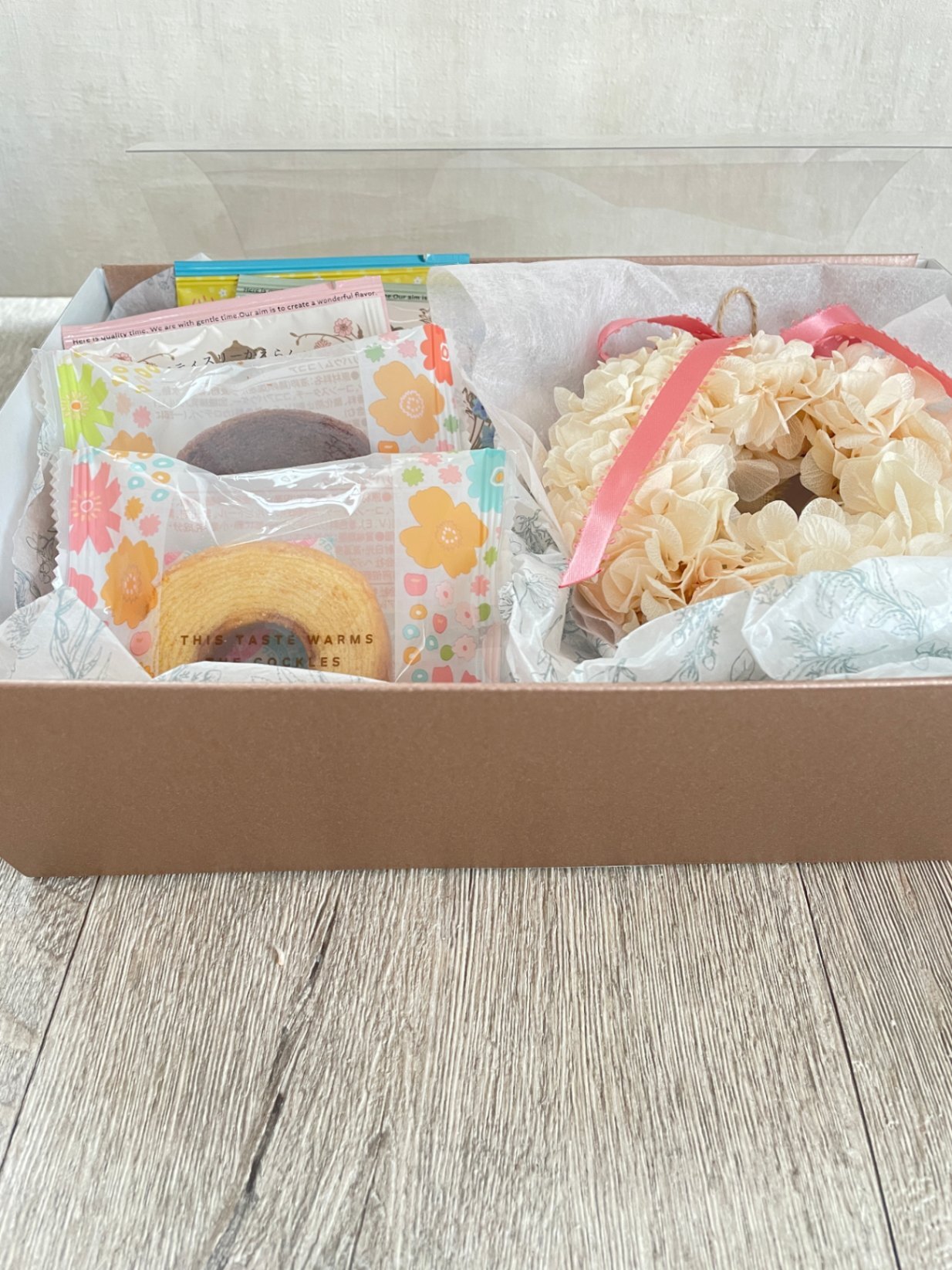 枯れないお花♡黄色あじさいミニリース＆バウムクーヘン・紅茶ギフト｜誕生日・お礼に