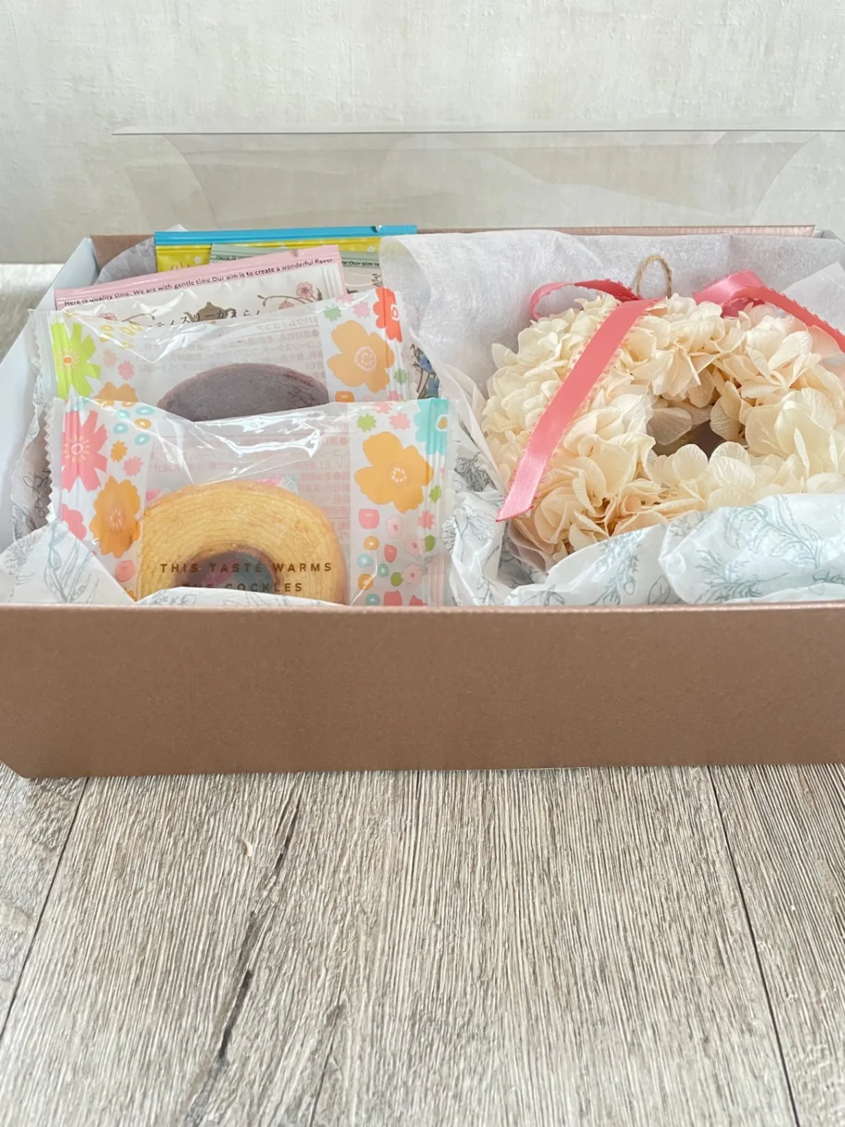 枯れないお花♡黄色あじさいミニリース＆バウムクーヘン・紅茶ギフト｜誕生日・お礼に