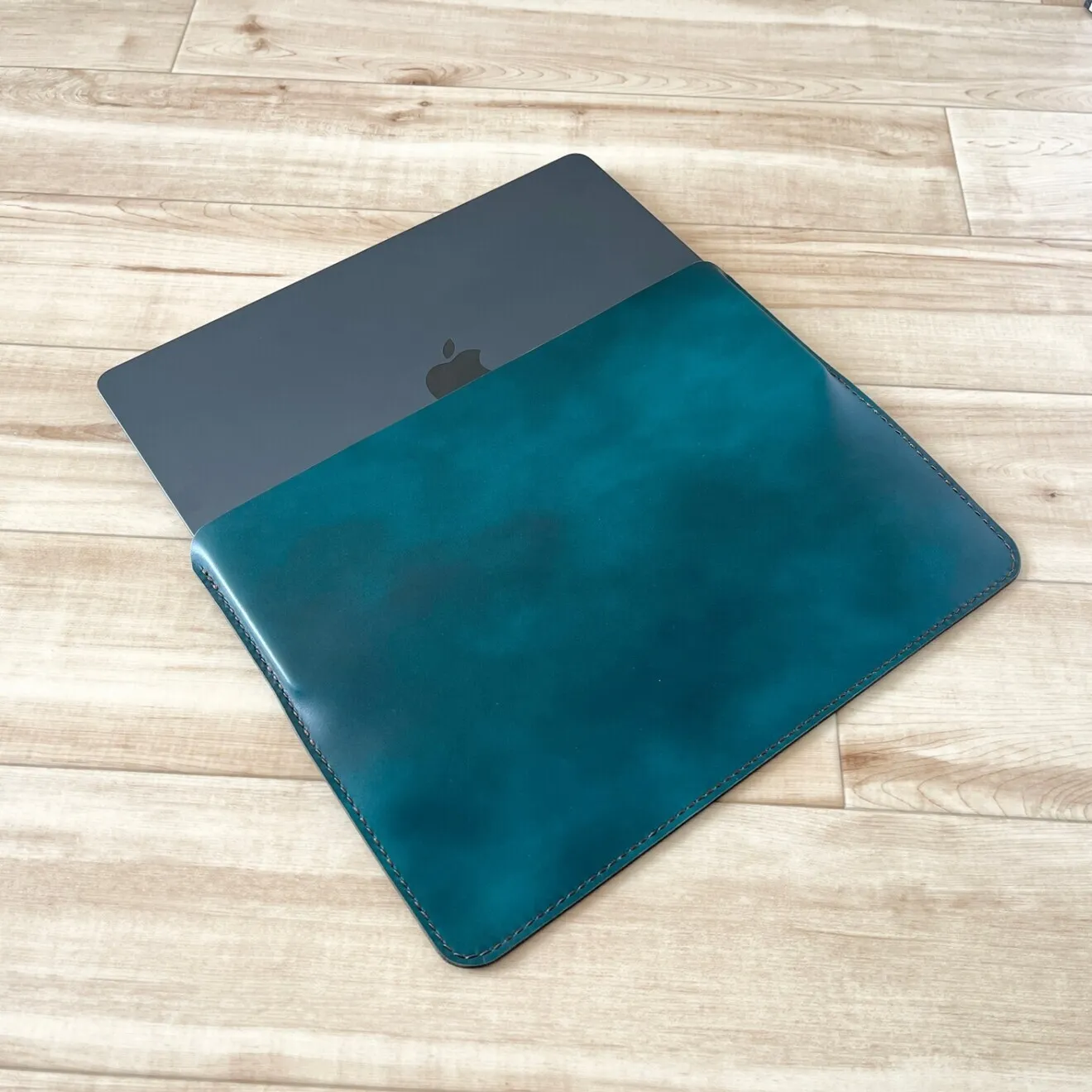 MacBookケース 13インチ 本革 手縫い｜Air M1〜M4・Pro 13対応｜ダークグリーン