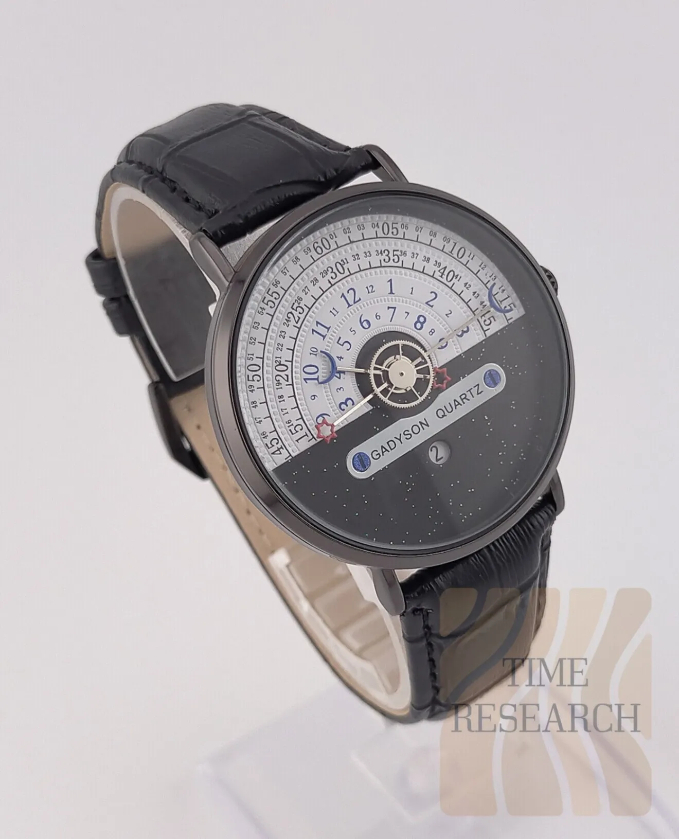 【新品】画期的時刻表示方を備えたドレスウォッチをモノトーン仕様でクールに纏う