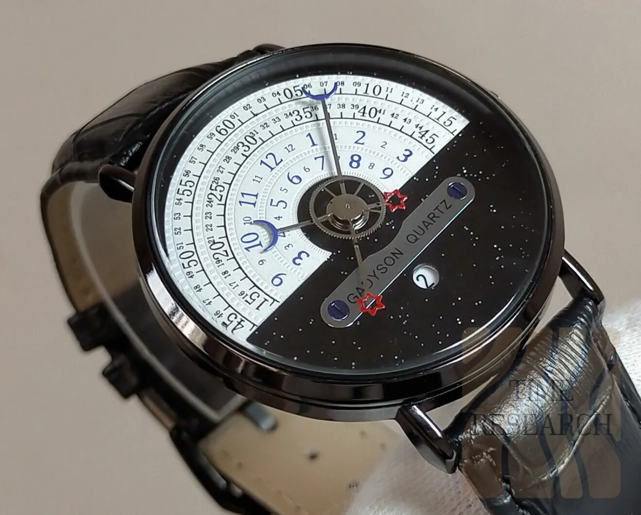 【新品】画期的時刻表示方を備えたドレスウォッチをモノトーン仕様でクールに纏う