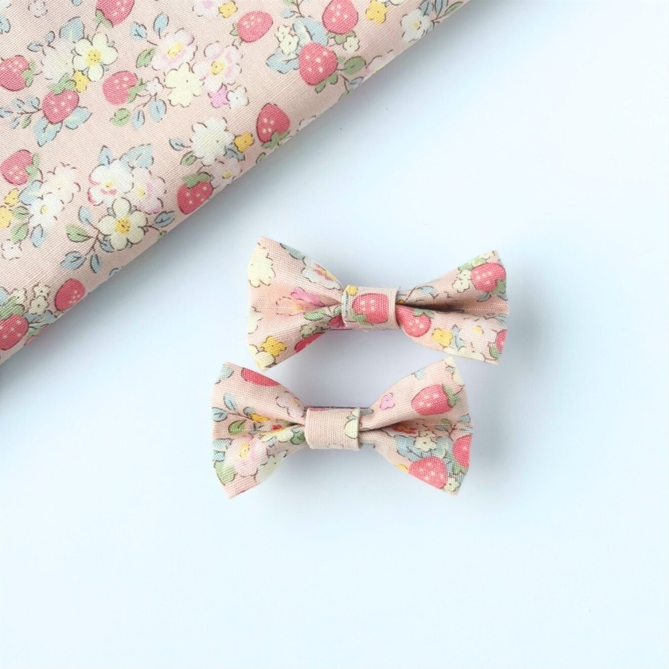 【ハンドメイド】スタイお揃い💕ベビーヘアクリップ｜リボン2個セット｜いちご柄｜細い髪にも｜姉妹リンク