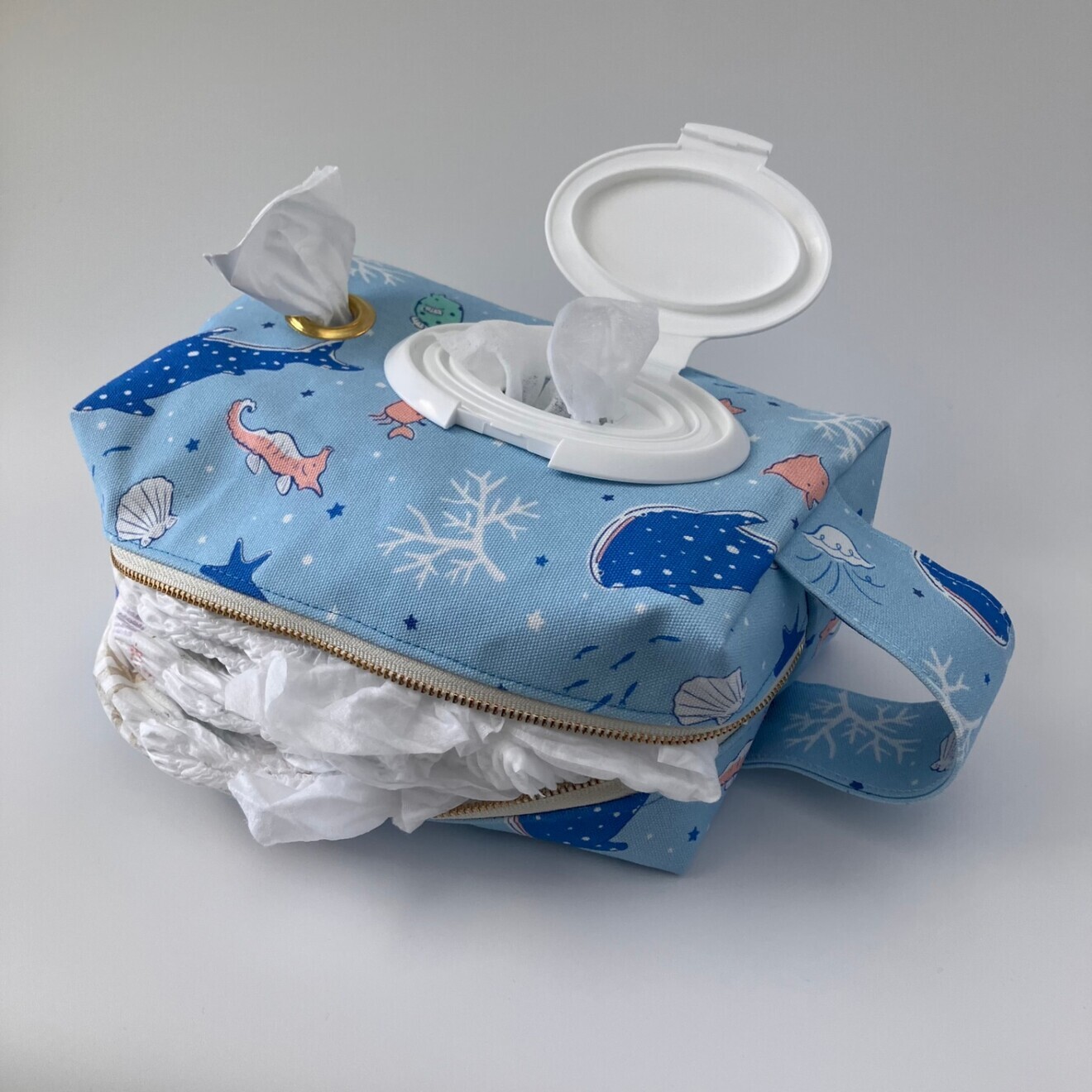 【ハンドメイド】おむつ替え3種の神器が全部入るポーチ【マリンフレンズ】ジンベエザメ｜出産祝い
