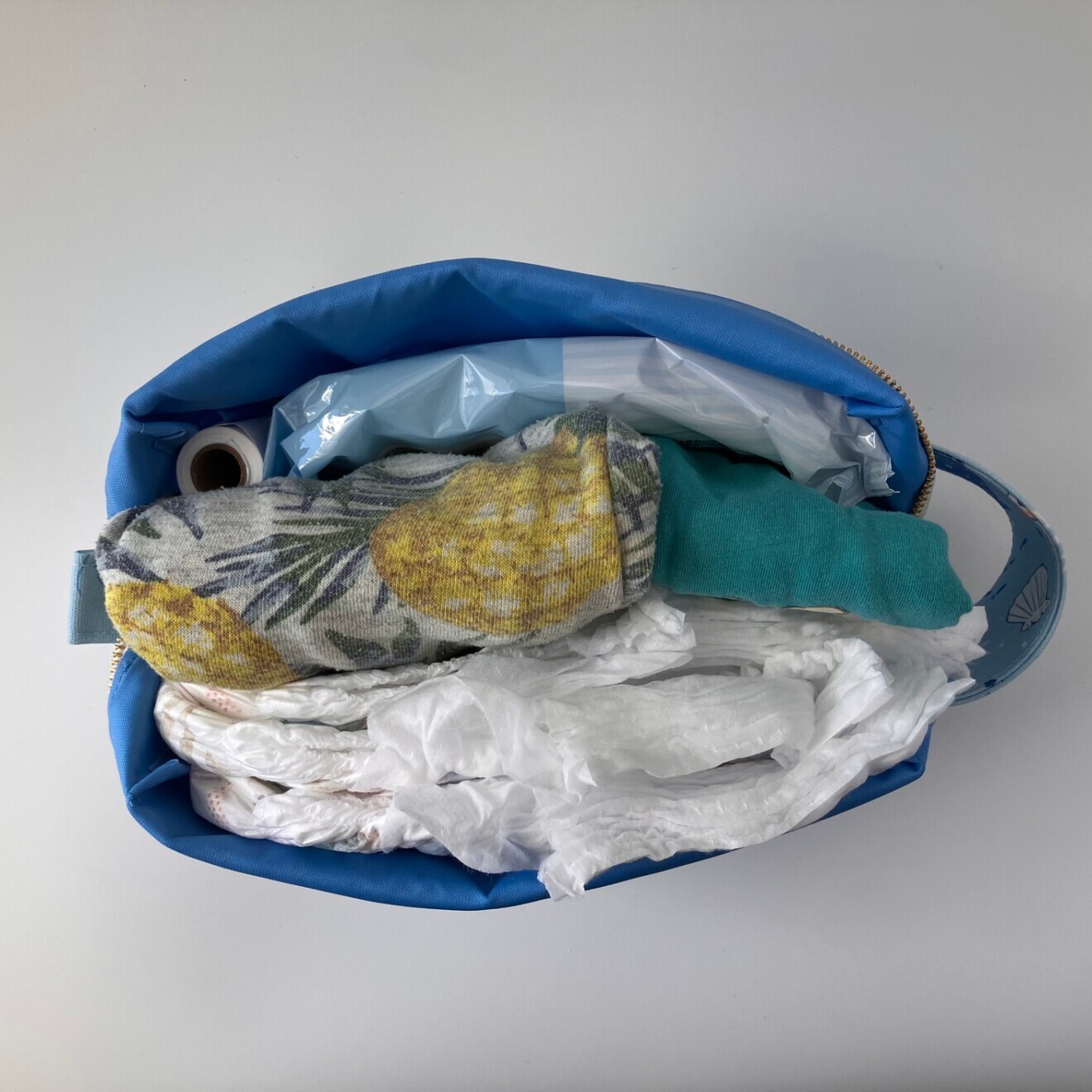 【ハンドメイド】おむつ替え3種の神器が全部入るポーチ【マリンフレンズ】ジンベエザメ｜出産祝い