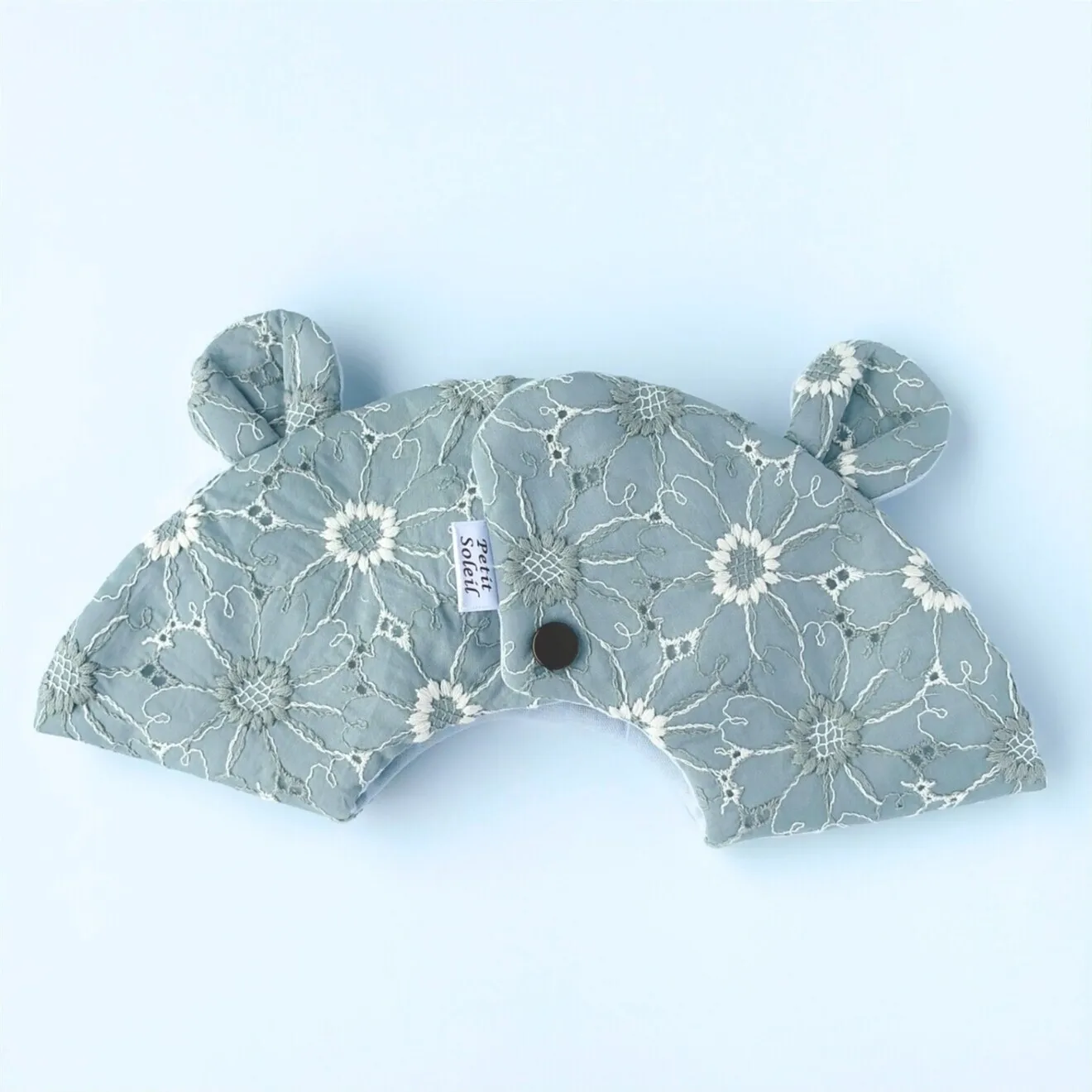【ハンドメイド】くまみみスタイ🐻ブルーグレー×マーガレット刺繍｜出産祝い