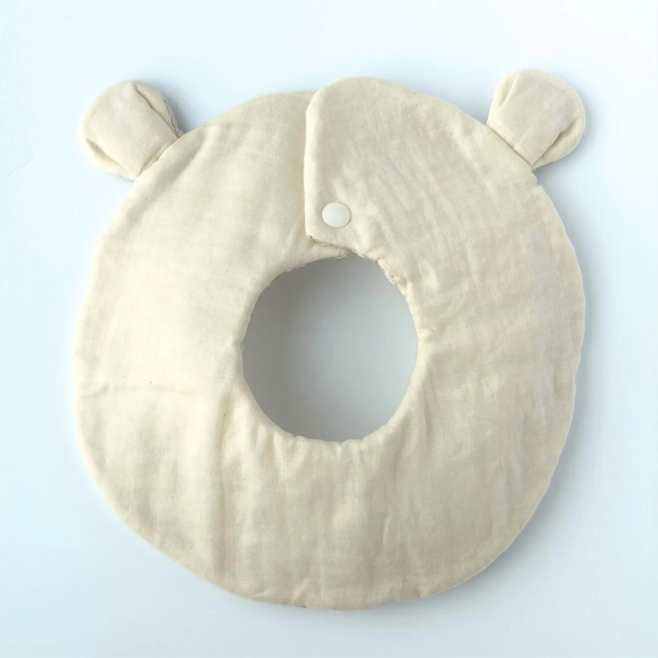 【ハンドメイド】くまみみスタイ🐻ミルクティー×マーガレット刺繍｜出産祝い