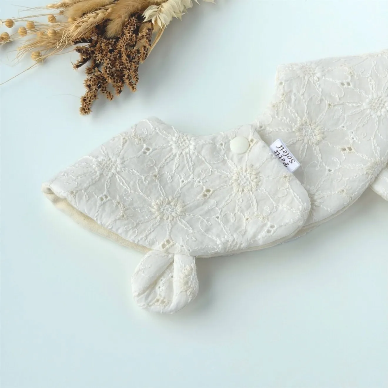 【ハンドメイド】くまみみスタイ🐻ホワイト×マーガレット刺繍｜出産祝い