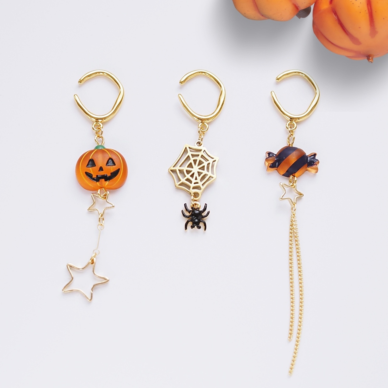【3点セット・ピアス穴不要】ハロウィン＊かぼちゃ・蜘蛛の巣・キャンディの揺れるイヤーカフ（片耳用）