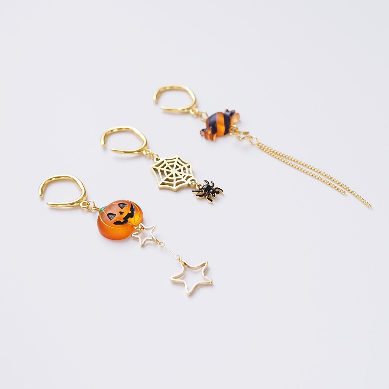 【3点セット・ピアス穴不要】ハロウィン＊かぼちゃ・蜘蛛の巣・キャンディの揺れるイヤーカフ（片耳用）