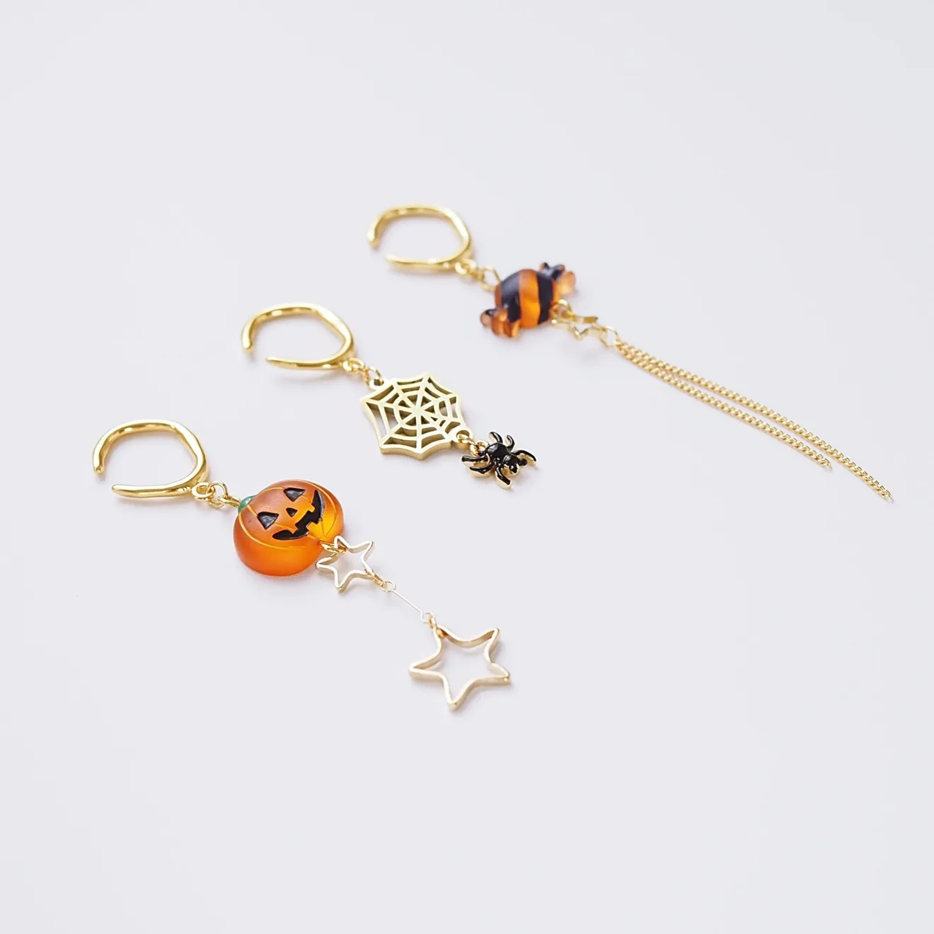 【3点セット・ピアス穴不要】ハロウィン＊かぼちゃ・蜘蛛の巣・キャンディの揺れるイヤーカフ（片耳用）