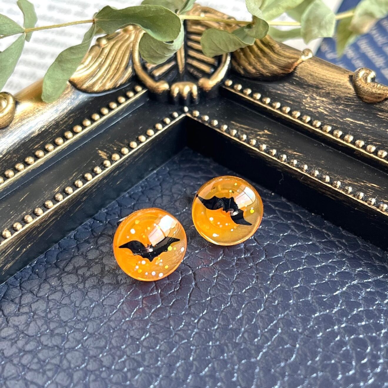 満月に舞うコウモリ ハロウィン ピアス オレンジ こうもり レジン 一粒 サージカルステンレス 