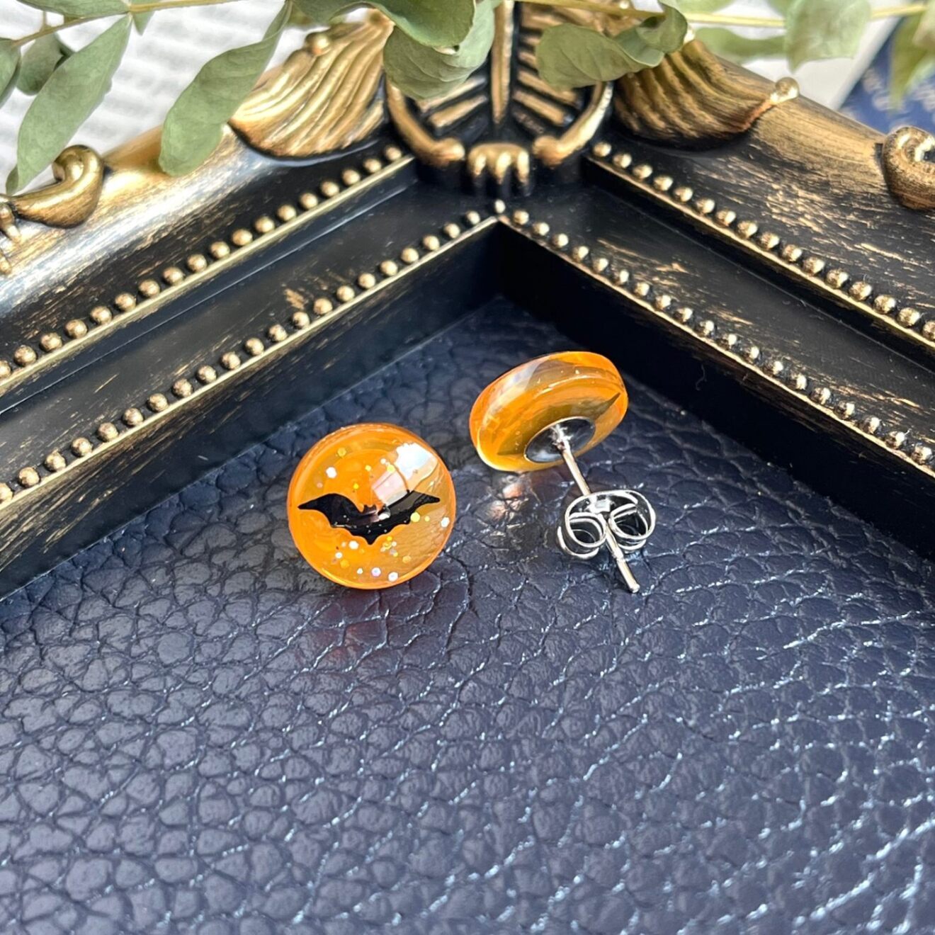 満月に舞うコウモリ ハロウィン ピアス オレンジ こうもり レジン 一粒 サージカルステンレス 