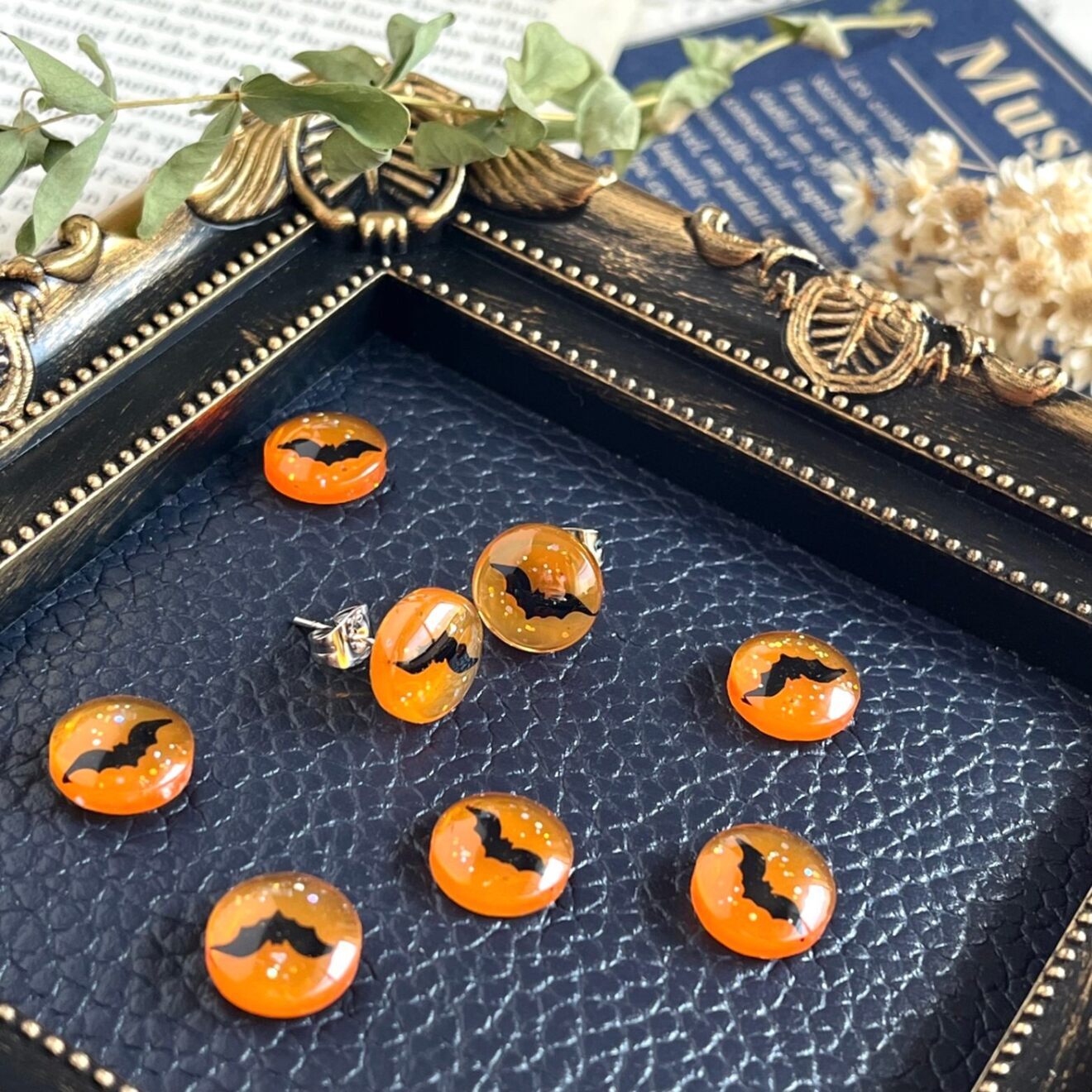 満月に舞うコウモリ ハロウィン ピアス オレンジ こうもり レジン 一粒 サージカルステンレス 