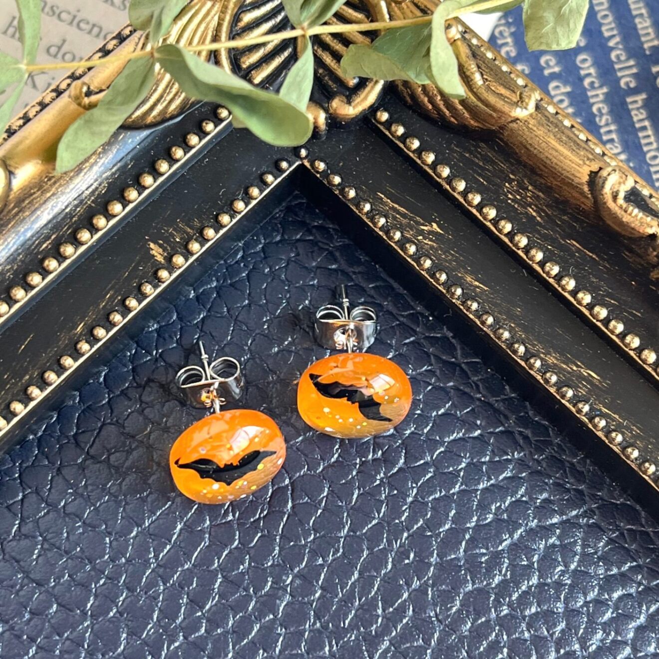 満月に舞うコウモリ ハロウィン ピアス オレンジ こうもり レジン 一粒 サージカルステンレス 