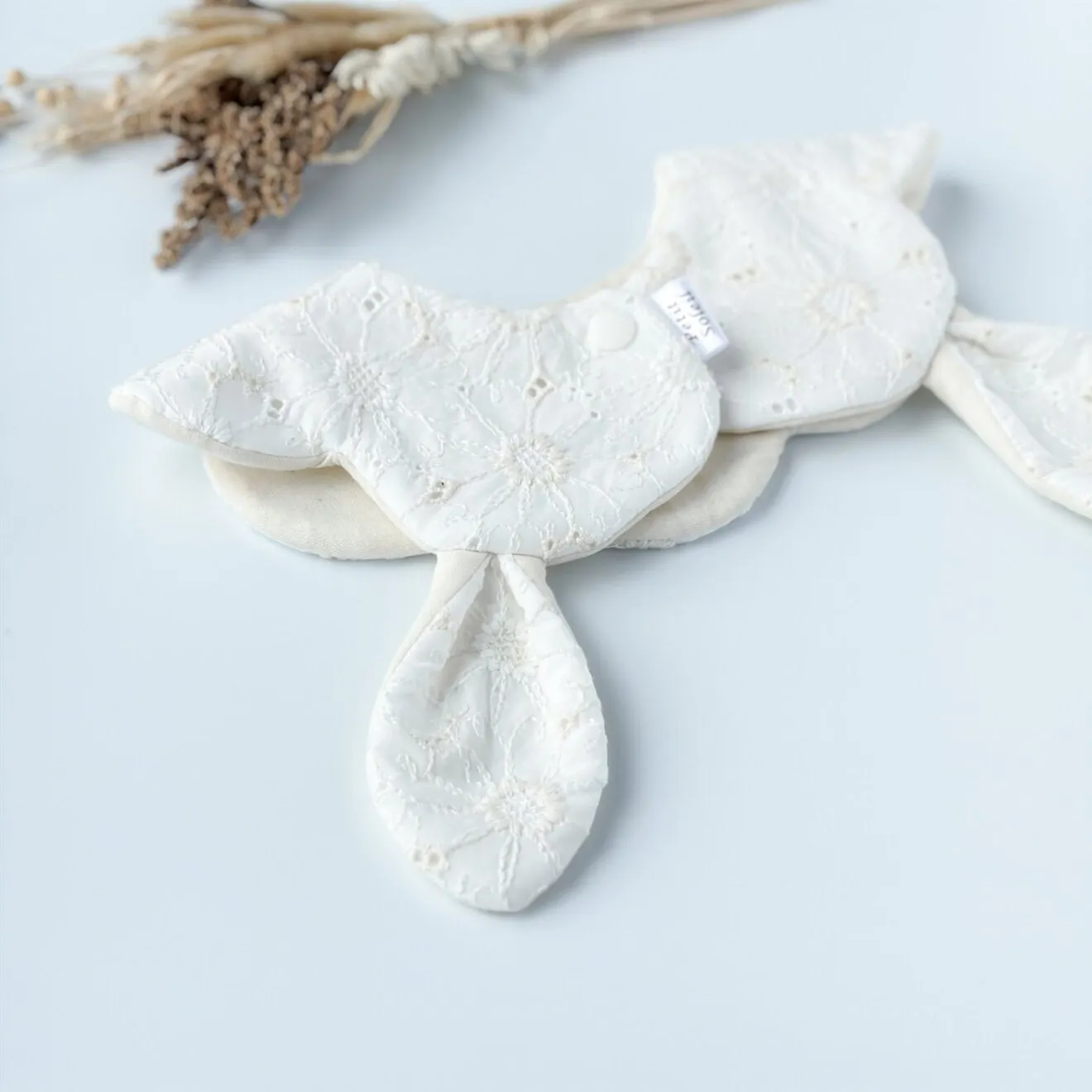 【ハンドメイド】うさみみスタイ🐰オフホワイト刺繍｜出産祝い