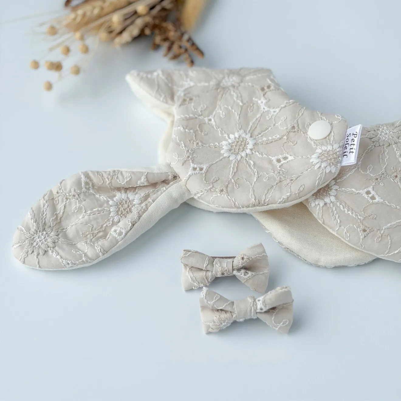 【ハンドメイド】スタイお揃い💕ベビーヘアクリップ｜リボン2個セット｜ミルクティー刺繍