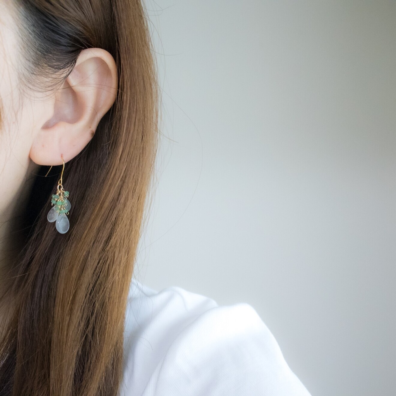 【ハンドメイド】アクアマリン エメラルド 揺れるピアス【戯れシリーズ】