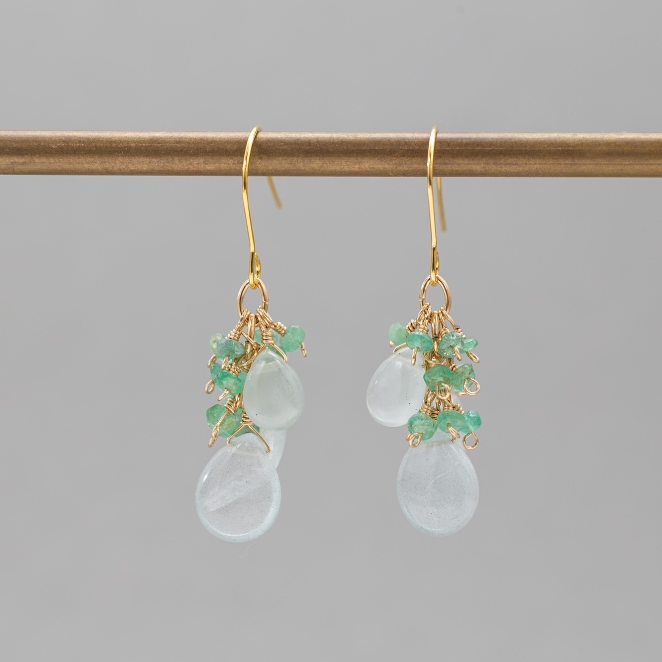 【ハンドメイド】アクアマリン エメラルド 揺れるピアス【戯れシリーズ】