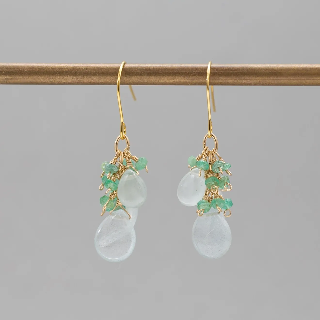 【ハンドメイド】アクアマリン エメラルド 揺れるピアス【戯れシリーズ】