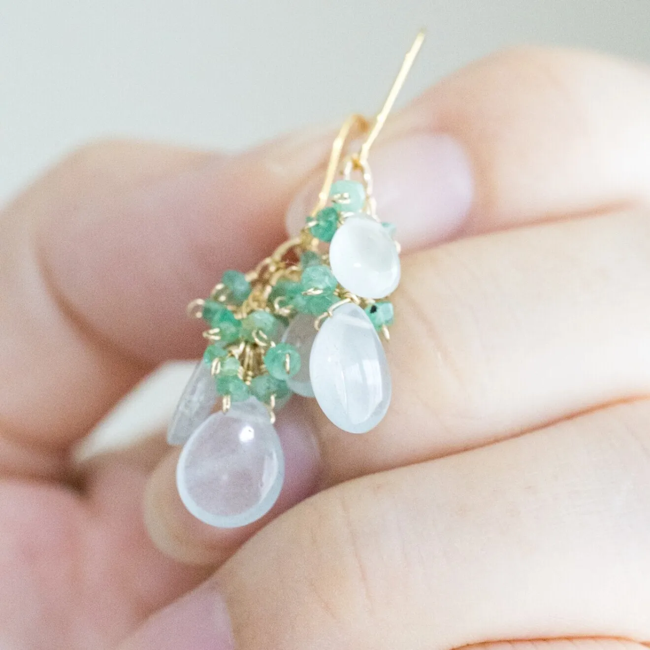 【ハンドメイド】アクアマリン エメラルド 揺れるピアス【戯れシリーズ】