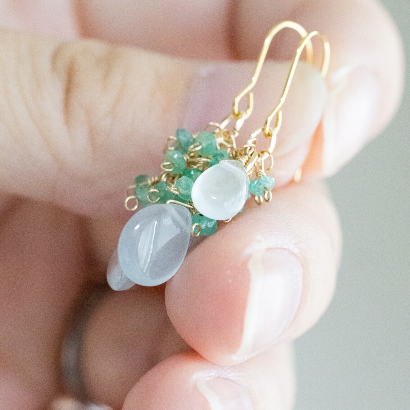 【ハンドメイド】アクアマリン エメラルド 揺れるピアス【戯れシリーズ】