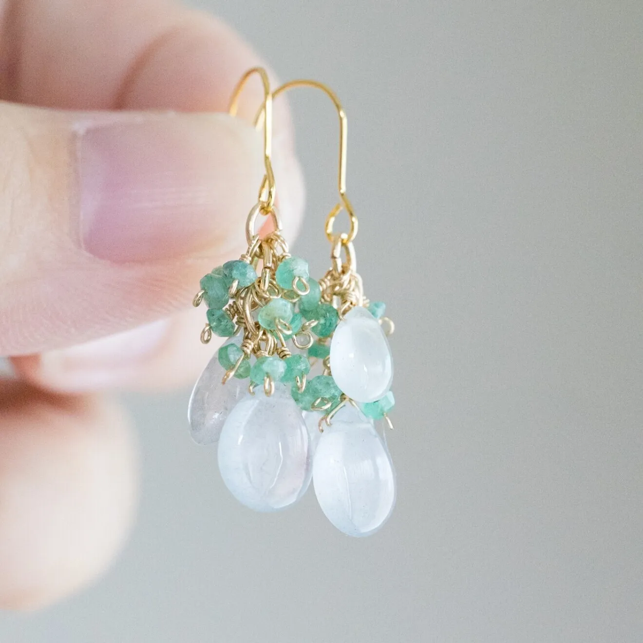 【ハンドメイド】アクアマリン エメラルド 揺れるピアス【戯れシリーズ】