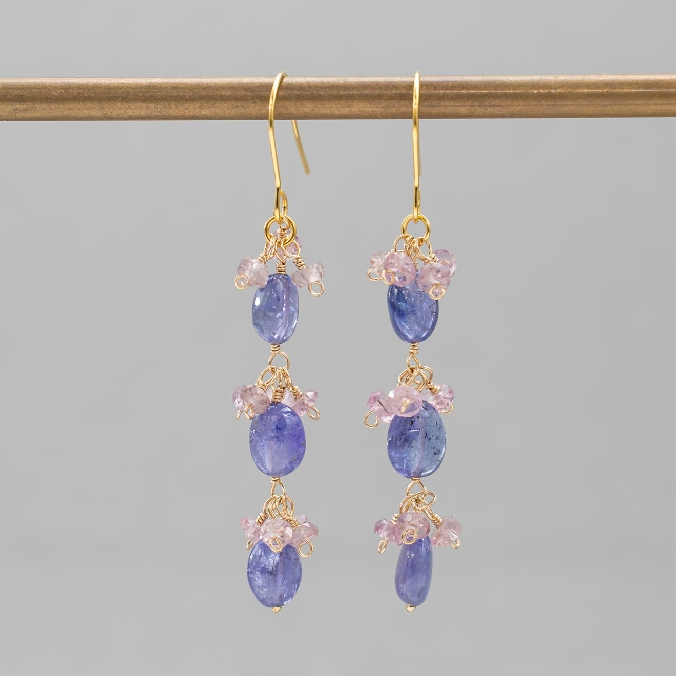 【ハンドメイド】タンザナイト ピンクサファイア 縦揺れピアス