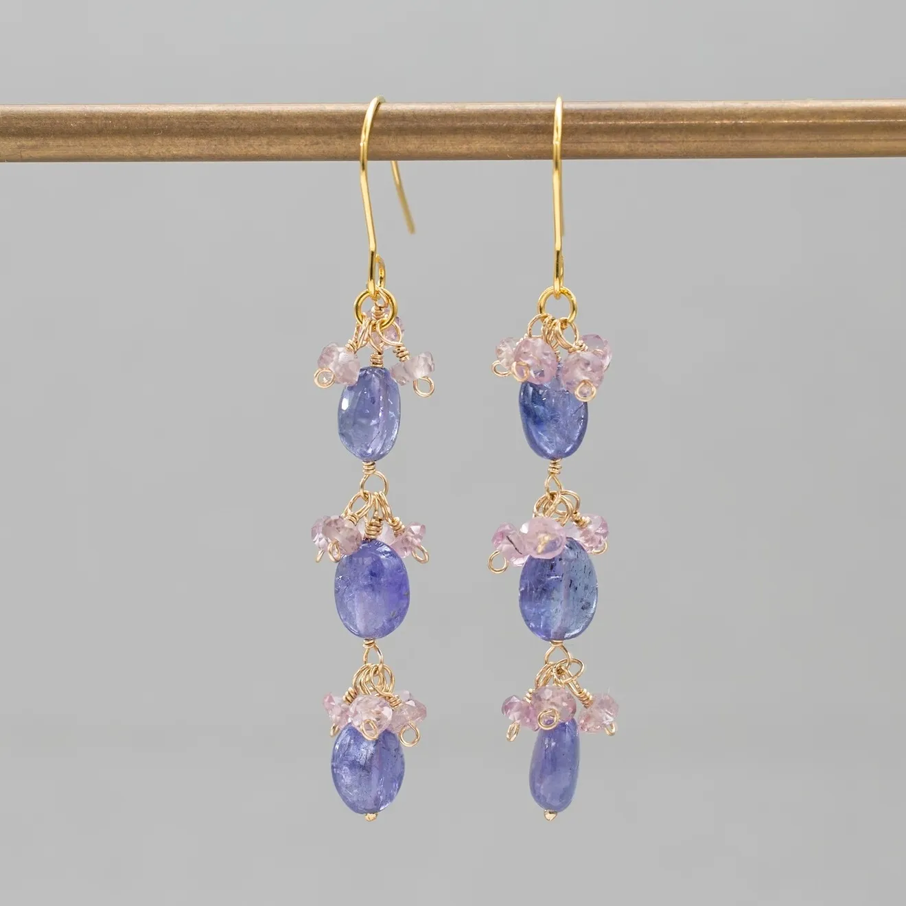 【ハンドメイド】タンザナイト ピンクサファイア 縦揺れピアス