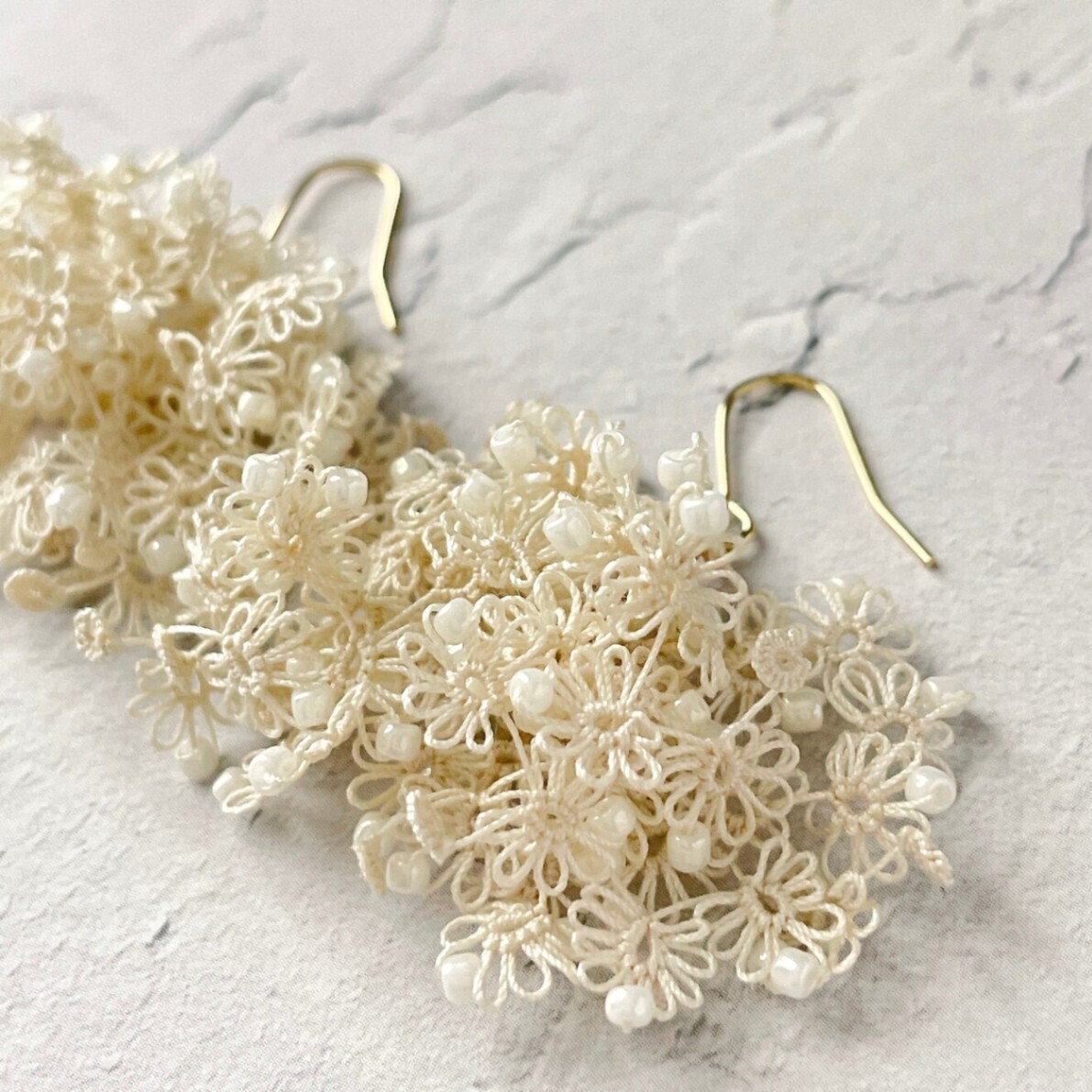 【ハンドメイド】ほのかに咲く　白い花束耳飾り（タティングレースアクセサリー）