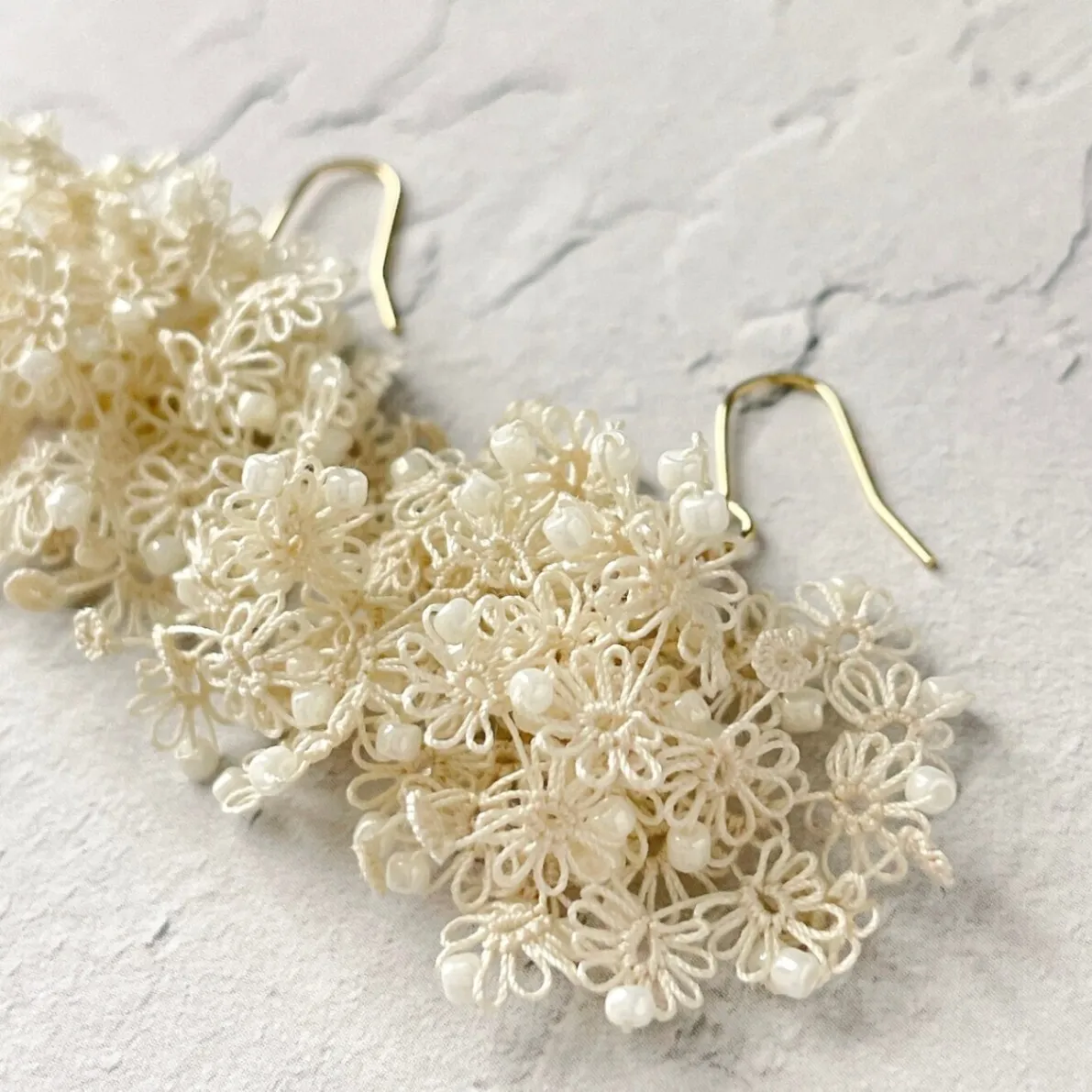 【ハンドメイド】ほのかに咲く　白い花束耳飾り（タティングレースアクセサリー）