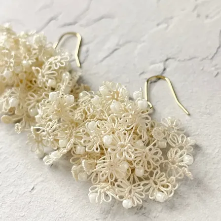 【ハンドメイド】ほのかに咲く　白い花束耳飾り（タティングレースアクセサリー）