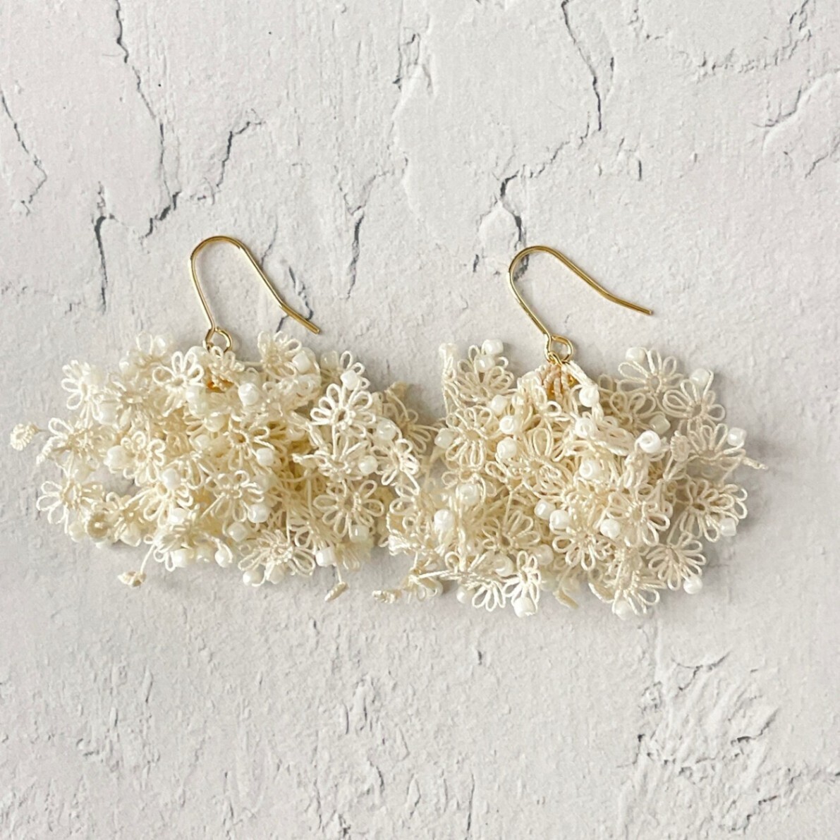 【ハンドメイド】ほのかに咲く　白い花束耳飾り（タティングレースアクセサリー）