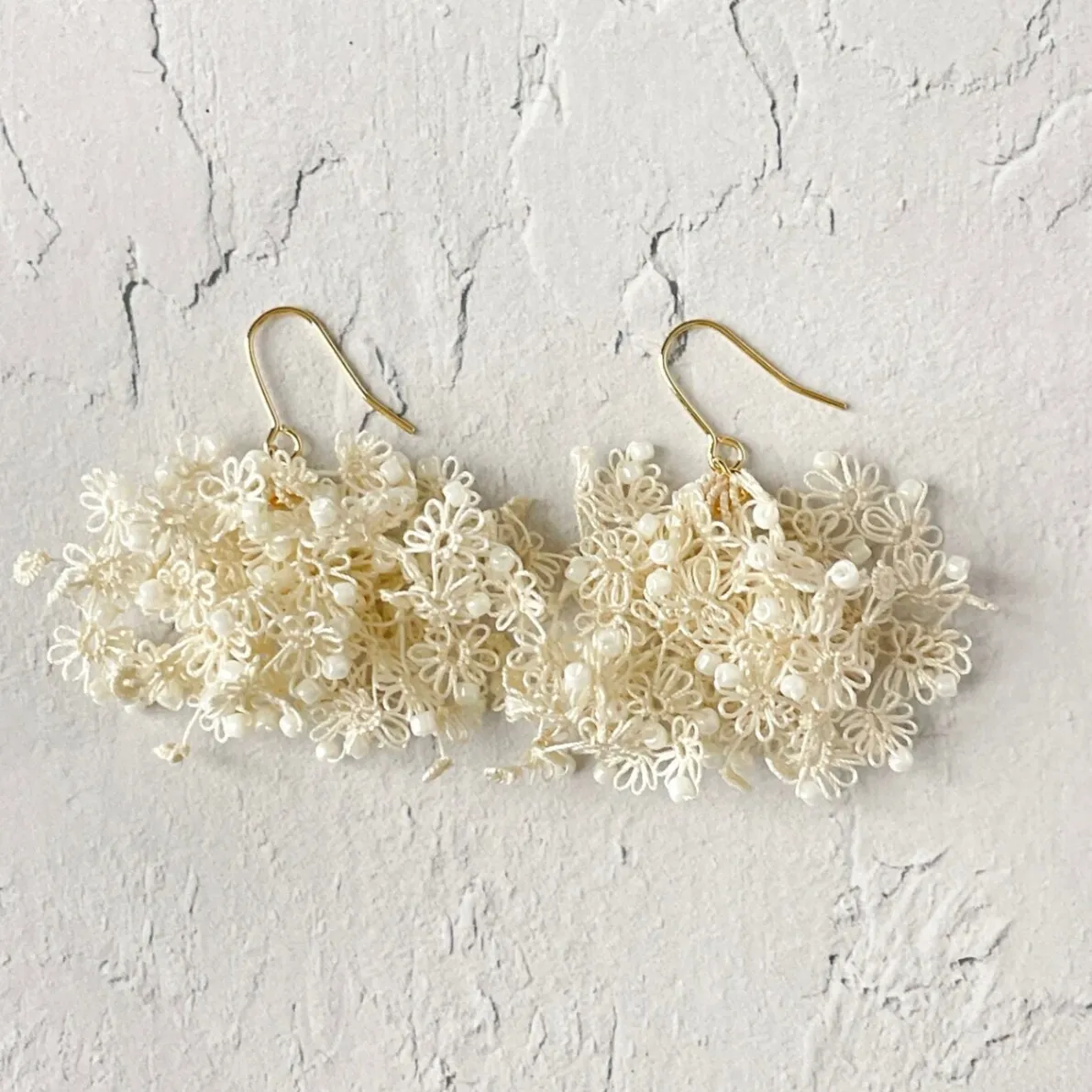 【ハンドメイド】ほのかに咲く　白い花束耳飾り（タティングレースアクセサリー）