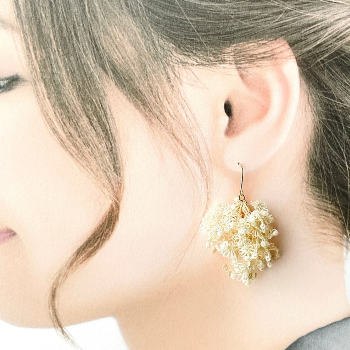 【ハンドメイド】ほのかに咲く　白い花束耳飾り（タティングレースアクセサリー）