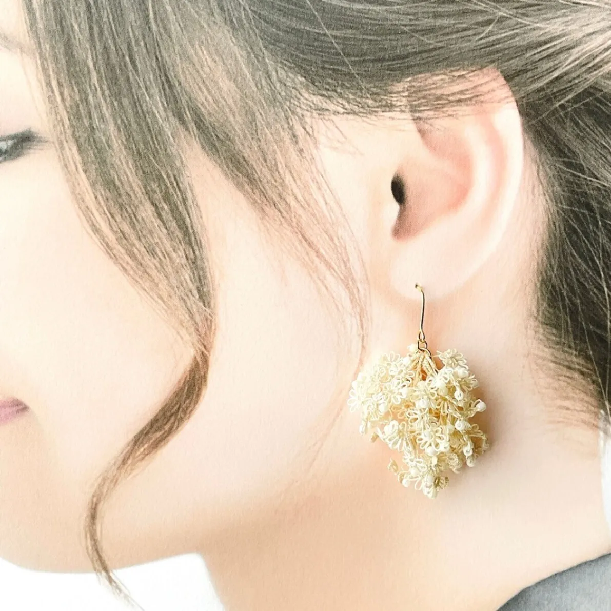 【ハンドメイド】ほのかに咲く　白い花束耳飾り（タティングレースアクセサリー）