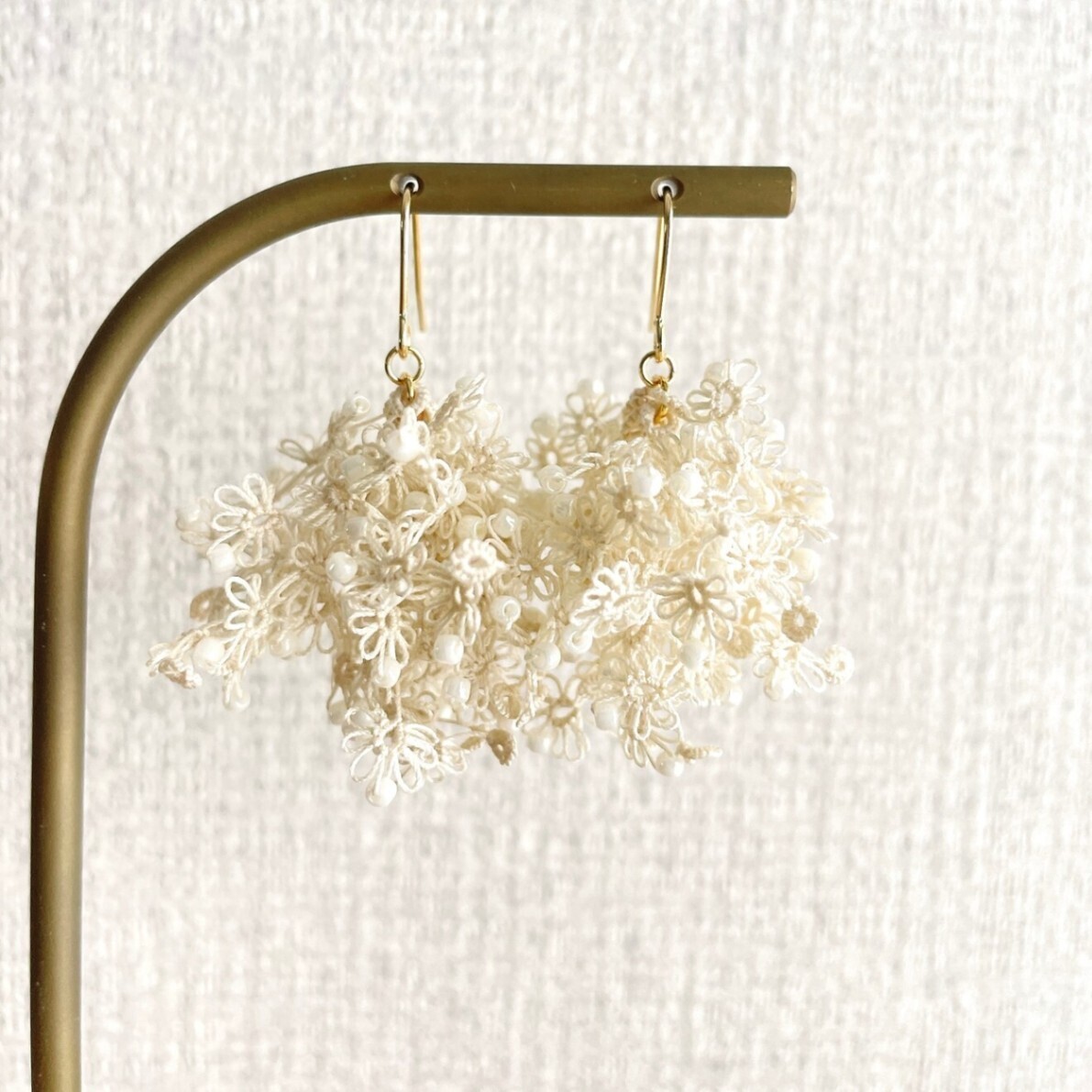 【ハンドメイド】ほのかに咲く　白い花束耳飾り（タティングレースアクセサリー）