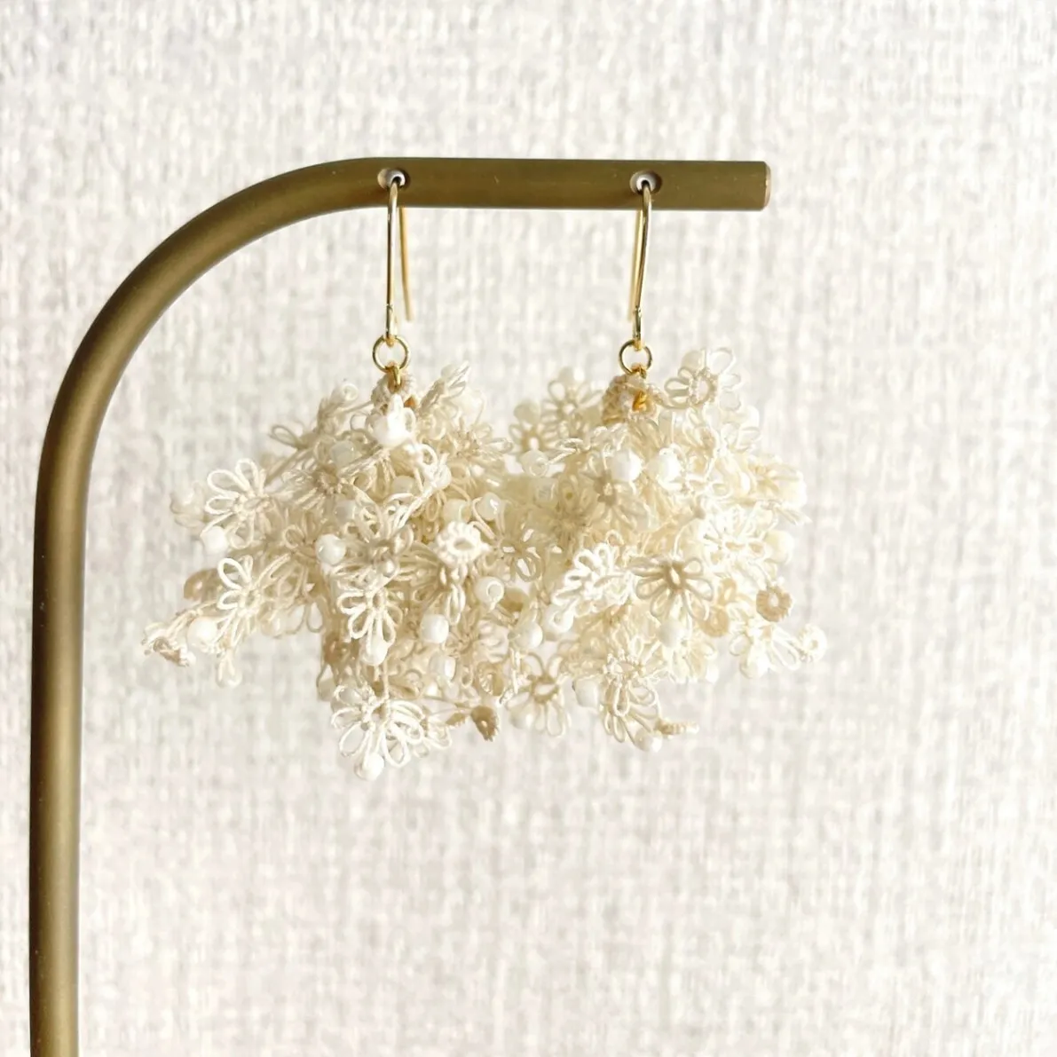 【ハンドメイド】ほのかに咲く　白い花束耳飾り（タティングレースアクセサリー）