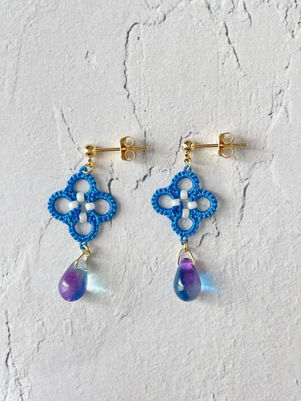 【ハンドメイド】爽やかな雨あがり　空色の小花ピアス