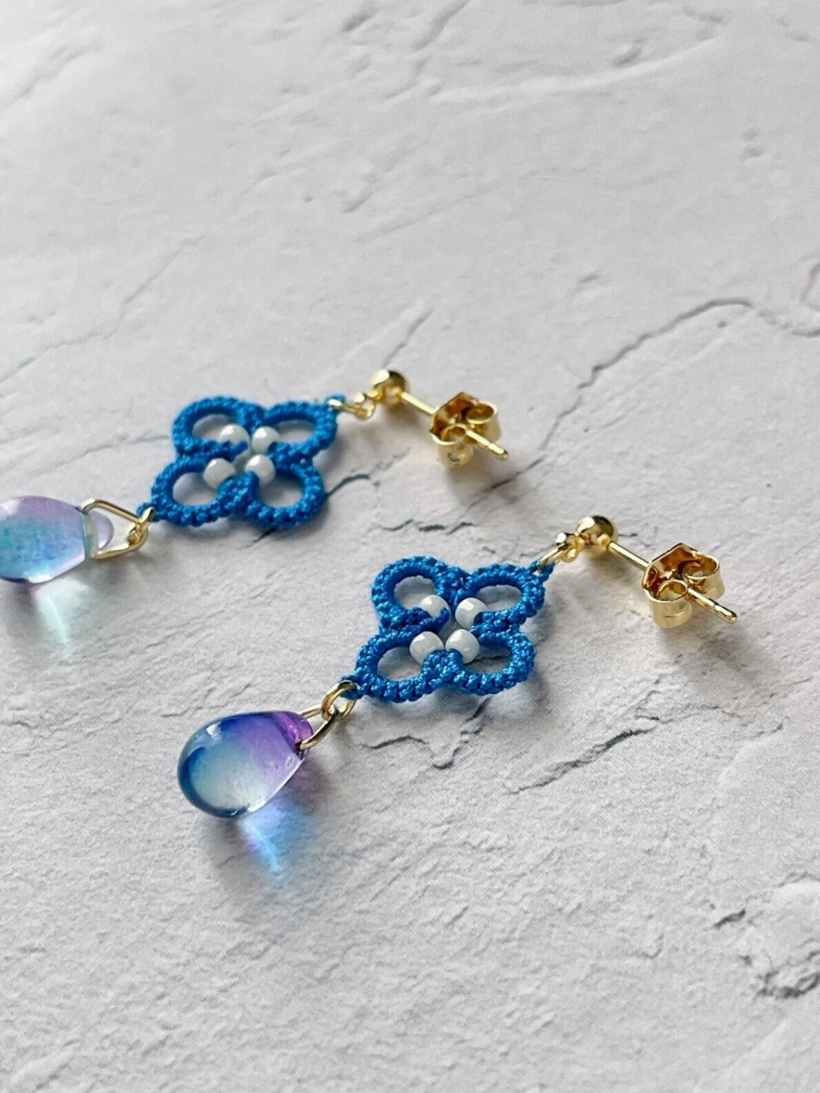 【ハンドメイド】爽やかな雨あがり　空色の小花ピアス