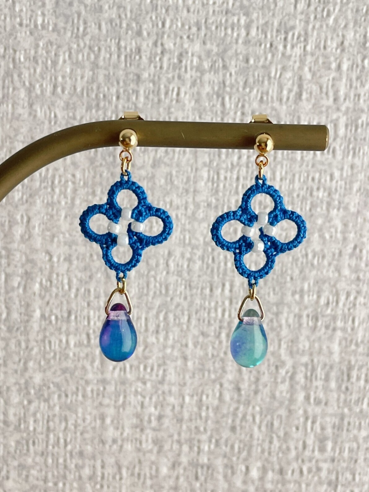 【ハンドメイド】爽やかな雨あがり　空色の小花ピアス