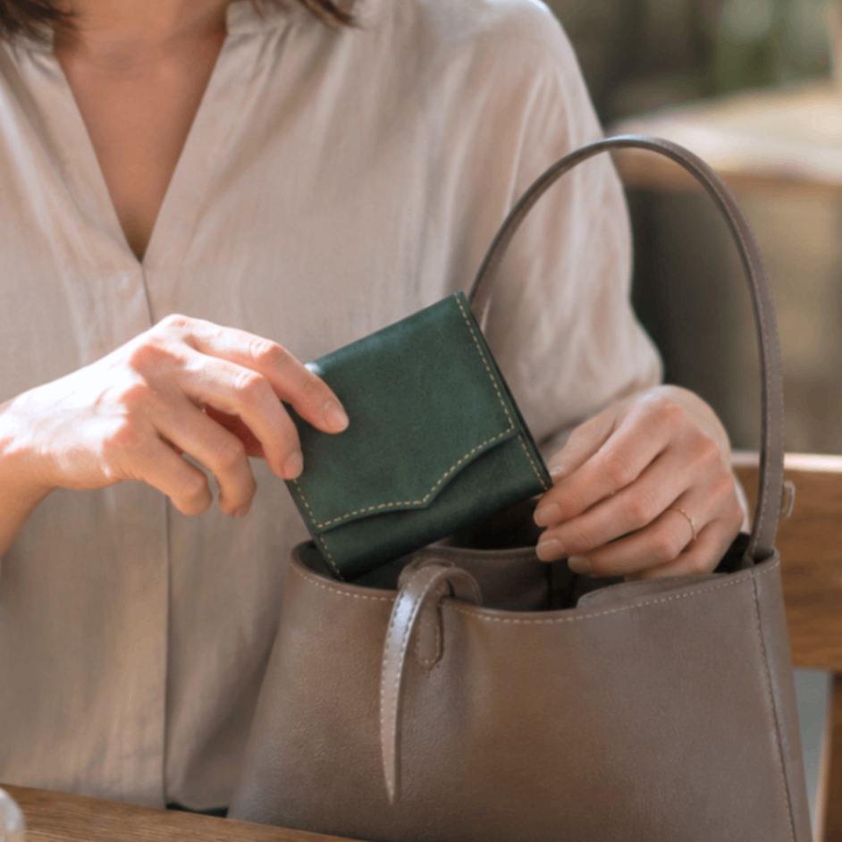 お札が折れない 手のひらサイズの本革財布 SwiftWallet | 経年変化を楽しむ ロロマレザー