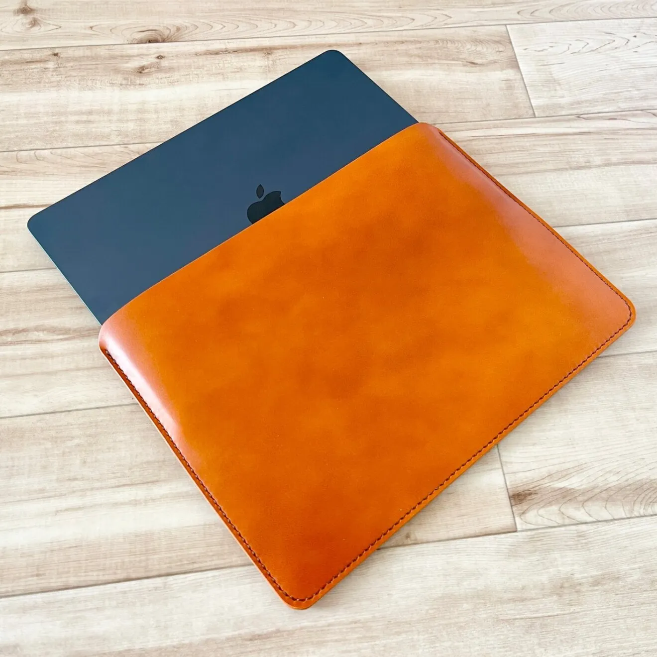 MacBookケース 13インチ 本革 手縫い｜Air M1〜M4・Pro 13対応｜キャメル