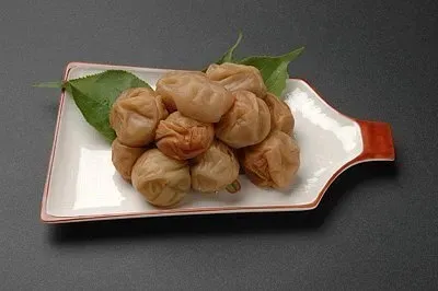 【梅干し】
昔ながらの紀州梅干 1kg  500gカップ×２ヶのお届けなります