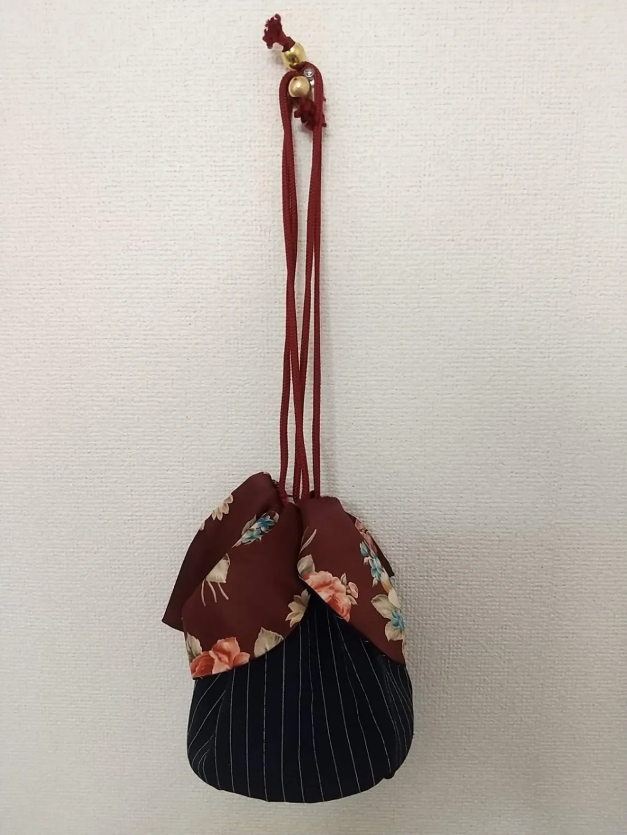 ハンドメイド 巾着バッグ 和柄 花柄 赤紐 ゴールド飾り付き