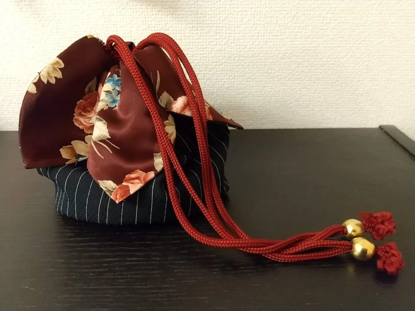 ハンドメイド 巾着バッグ 和柄 花柄 赤紐 ゴールド飾り付き