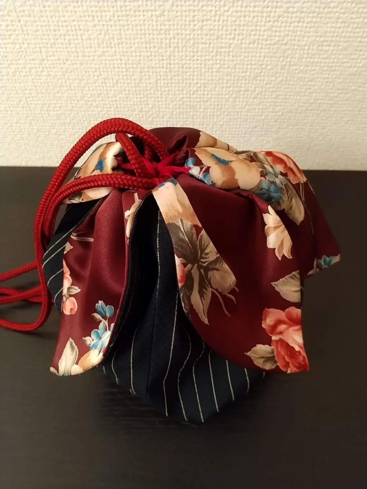 ハンドメイド 巾着バッグ 和柄 花柄 赤紐 ゴールド飾り付き